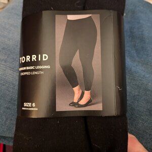 NWT Torrid Size 6 Black Cropped Leggings